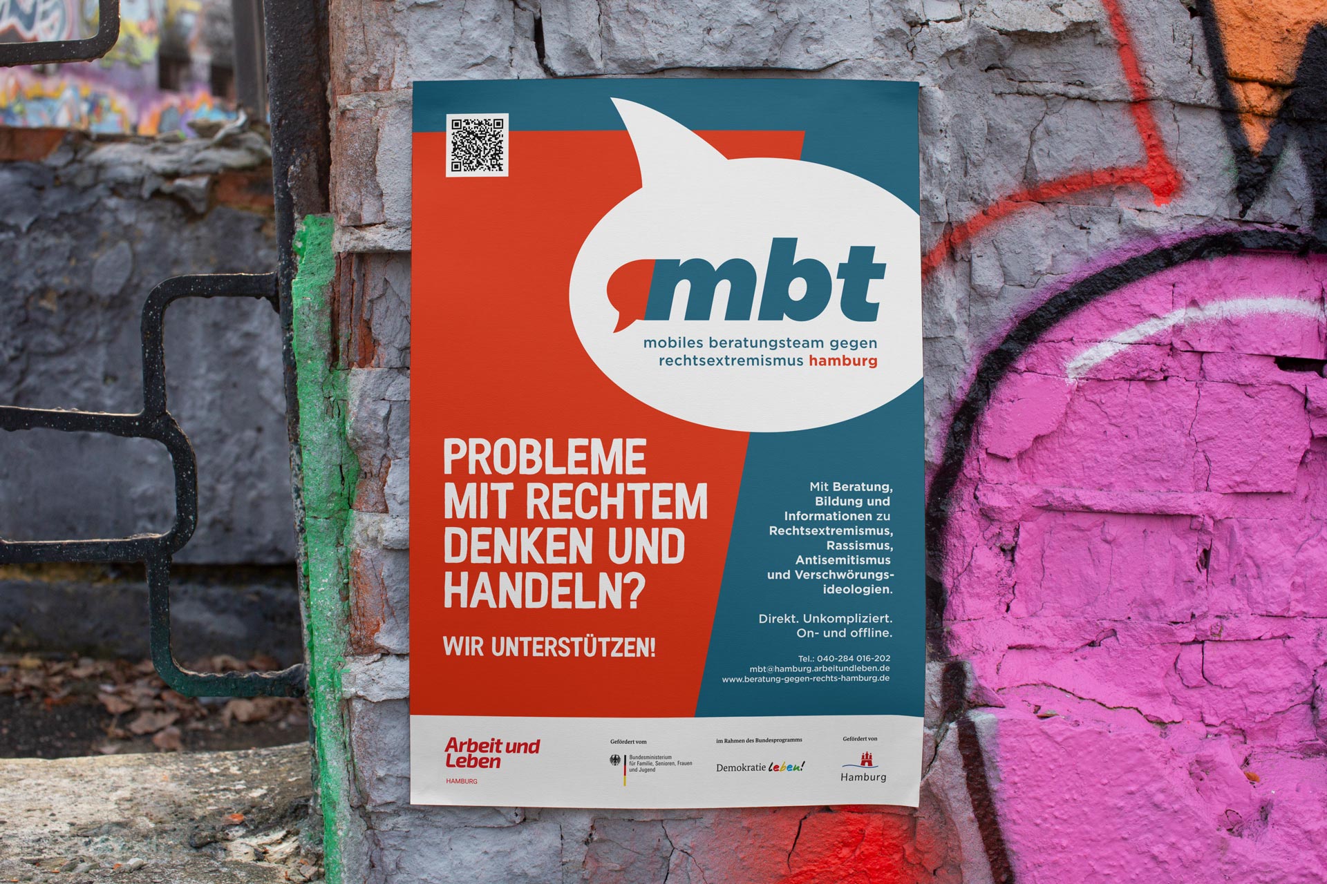 Ein Info-Plakat für die MBT hängt an einer Wand